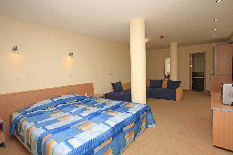 Blue Sky Hotel - & Parking غولدن ساندز المظهر الخارجي الصورة