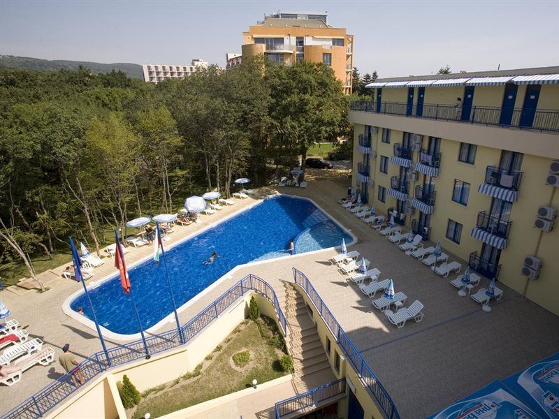 Blue Sky Hotel - & Parking غولدن ساندز المظهر الخارجي الصورة